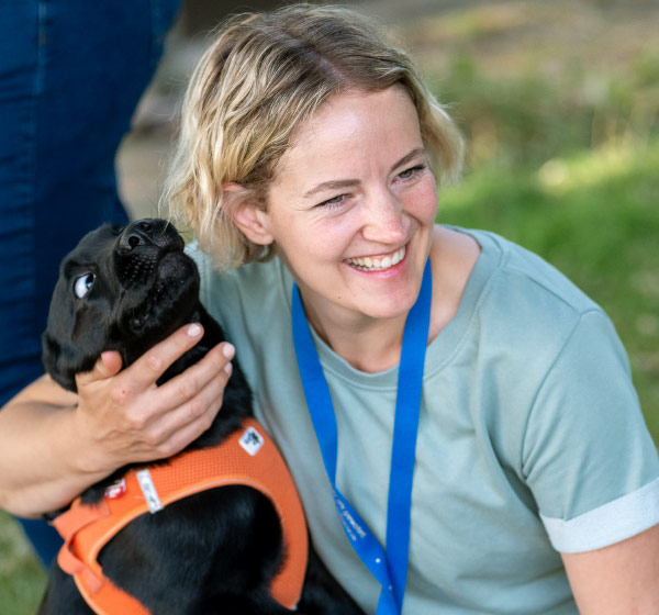 Erzieherin mit Therapiehund