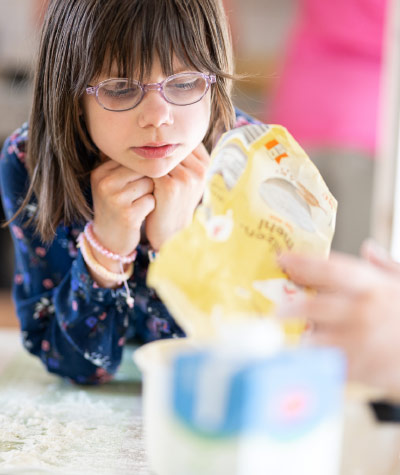 Kinder im sonnigen grünen Garten auf einer Schaukel