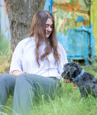 Kinder im sonnigen grünen Garten auf einer Schaukel