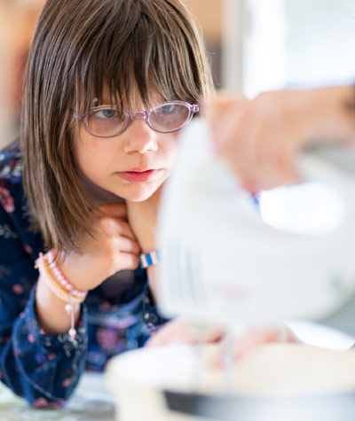Kinder im sonnigen grünen Garten auf einer Schaukel