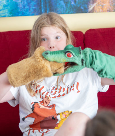 Kinder im sonnigen grünen Garten auf einer Schaukel